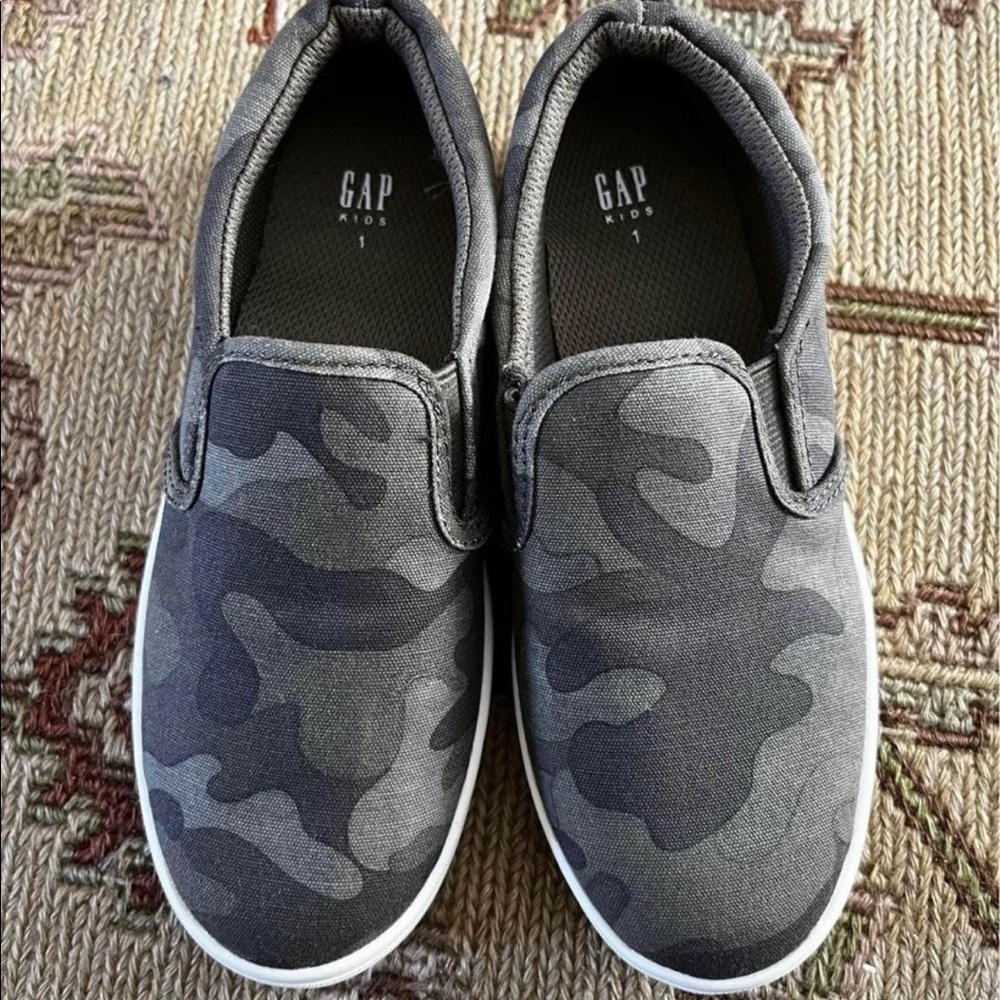 Gap boys slip on sneakers size 1